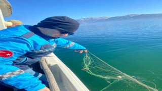 Eğirdir Gölünde kaçak avcılıkta kullanılan 800 metre uzatma ağı ele geçirildi