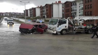 Elazığ'da elektrik arıza aracı ile otomobil çarpıştı: 4 yaralı