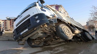 Elazığda ilginç kaza: Yol çöktü kamyon çukura düştü