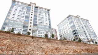 Elazığda istinat duvarı kısmen çöktü: Binalar uçurumun eşiğinde