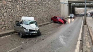 Elazığda otomobiller kafa kafaya çarpıştı: 4 yaralı