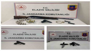 Elazığda ruhsatsız tüfek ve tabanca ele geçirildi