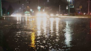 Elazığda sağanak yağış hayatı felç etti: Cadde ve sokaklar göle döndü