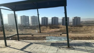 Elazığda şehir magandaları durak camlarını kırdı