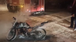 Elazığda seyir halindeki motosiklet yandı