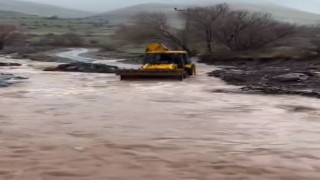 Elazığda şiddetli yağışlar köy yollarına zarar verdi