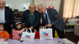 Sevgiyle ördükleri bere ve atkıları depremzede çocuklara gönderdiler