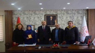 Emekliye ayrılan personele teşekkür plaketi