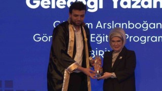 Emine Erdoğan: “Bu vatan, tüm alanlarda ve sınırlarda, gençliğimize emanet”