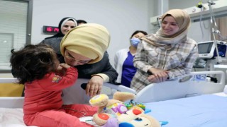 Emine Erdoğandan Gazzeli hasta çocuklara şefkat eli