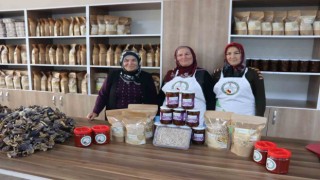 En lezzetli kışlık ürünler kadınların ellerinden
