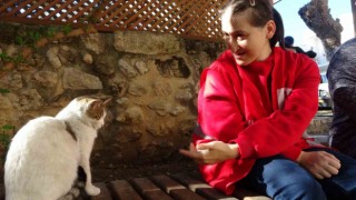 Engellerini kedi sevgisiyle aştı