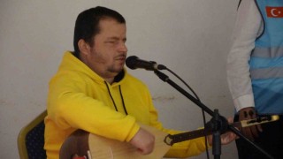 Engelli halk ozanının Filistin duyarlılığı herkesi duygulandırdı