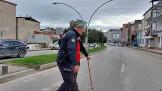 Engelli vatandaşın yardımına polis koştu