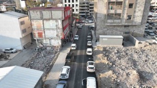 Enkazlar kaldırıldı yollar asfaltlanıyor