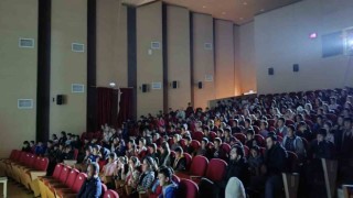 Ercişte çocuklar için akrobasi gösterisi düzenlendi