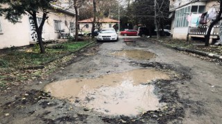 Erzincanda ara sokaklarda yollar köstebek yuvasına döndü