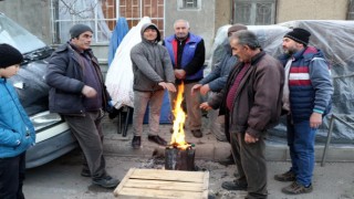 Erzincanda soğuk havalar pazar esnafına soba kurdurdu