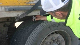 Erzincanda trafik ekiplerinden zorunlu kış lastiği denetimi