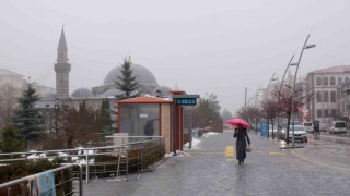 Erzuruma yağış yağmur ve sisle geri döndü