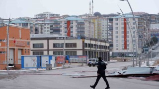 Erzurumda fırtına çatıları uçurdu