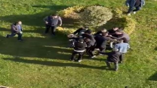 Esenlerde genç kızı taciz ettiği iddia edilen şüpheli şahsa meydan dayağı: O anlar kamerada
