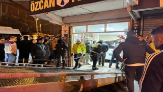 Esenyurtta araç tütüncü dükkanına girdi: 2 yaralı