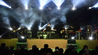 Esenyurtta sahne alan sanatçı Ekin Uzunlar kemençe performansıyla dinleyicileri büyüledi