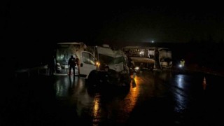 Eskişehirde 2 belediye otobüsü ile 1 karavan çarpıştı: 14 kişi yaralandı