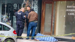 Esnafın uyuduğunu düşünerek üzerini örttüğü evsiz ölü bulundu