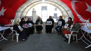 Evlat nöbetindeki gözü yaşlı aileler çocuklarını bekliyor
