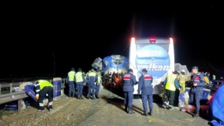 Eyüpsultanda yolcu otobüsü ile tır çarpıştı: 1 ölü, 31 yaralı