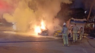 Fatihte park halindeki ticari taksi ve otomobil alev alev yandı