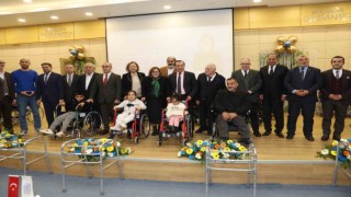 Fatma Şahin, engelli bireylere malzeme dağıtımında gözyaşlarına hakim olamadı