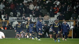 Fenerbahçeli futbolcular galibiyeti taraftarıyla paylaştı