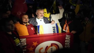 Fenerbahçeli ve Galatasaraylı taraftarlar, Sabiha Gökçen Havalimanına akın etti
