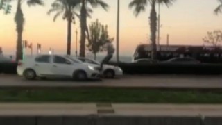 Film sahnesi değil gerçek: Seyir halindeki aracın üstüne böyle atladı