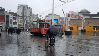Fırtına Taksimde vatandaşlara zor anlar yaşattı