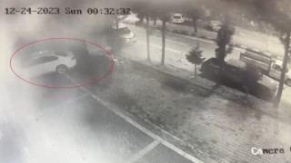 Fırtınada uçan çatının otoparktaki araçların üstüne düşme anı kameraya yansıdı