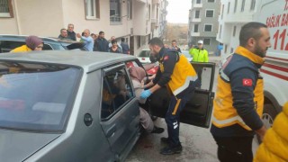 Freni boşalan otomobil park halindeki araca çarptı: 2 yaralı
