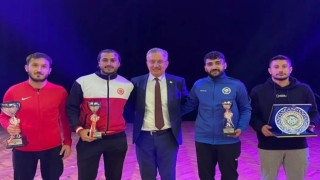 Futbol turnuvasında derece yapan sporcular ödülünü Rektör Leventten aldı