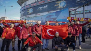 Galatasaray taraftarı stada geldi