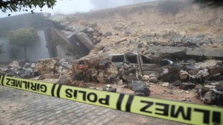 Gaziantepte yoğun yağış sonrası istinat duvarı araçların üzerine çöktü