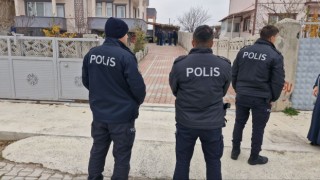 Genç kadın babasının silahı ile kendisini vurdu