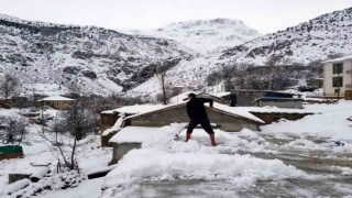 Girlevik Şelalesi beyaza büründü, köyde yaşayan vatandaşlar bacalarını küredi