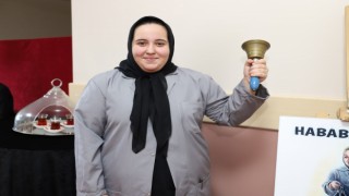 Giydikleri kostüm, yaptıkları sunum hayran bıraktı