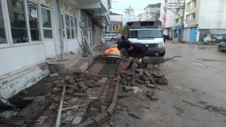 Gölbaşı Belediyesi kaldırımları onarıyor
