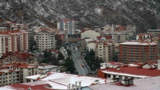 Gümüşhane kent merkezinde mevsimin ilk kar yağışı gerçekleşti