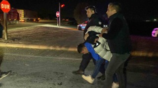 Habersiz aldığı teyzesinin aracıyla polisten 60 kilometre kaçan hırsızlık şüphelisi yakalandı