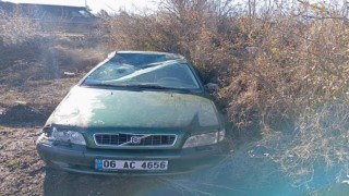 Hafif ticari araçla çarpışan otomobil tarlaya uçtu: 1 yaralı
